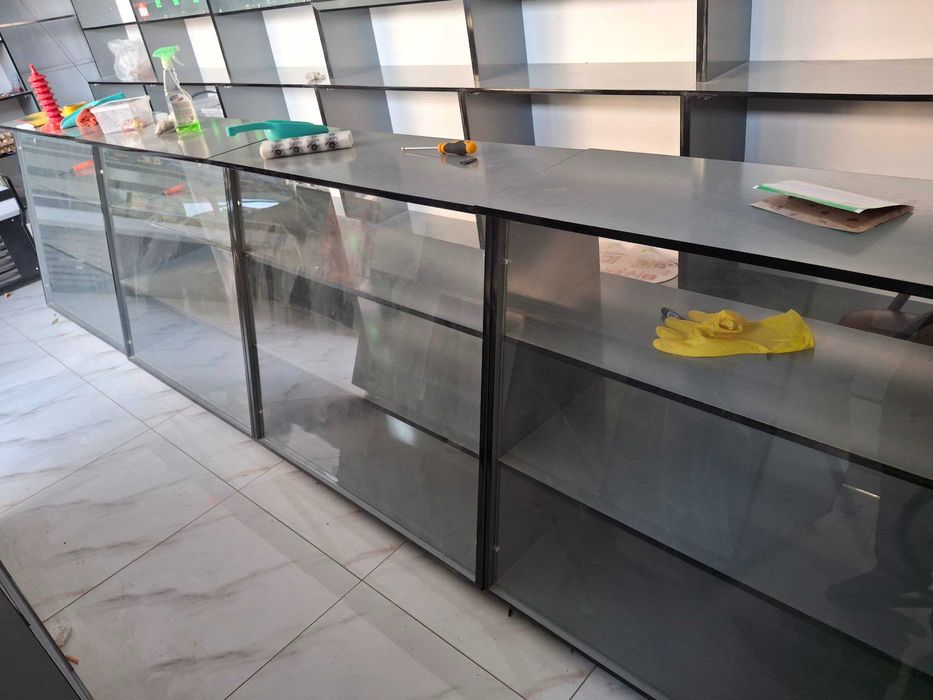 Магазин учун мебел жихозлари (ветрина, полкалар) 3 ой ишлатилган