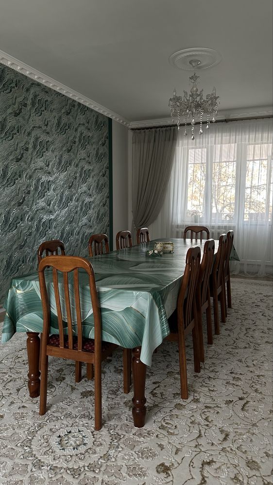 Срочно продам стол со стулями 10 штук