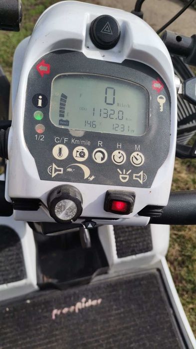 Cărucior electric pentru persoane cu dizabilități motrice