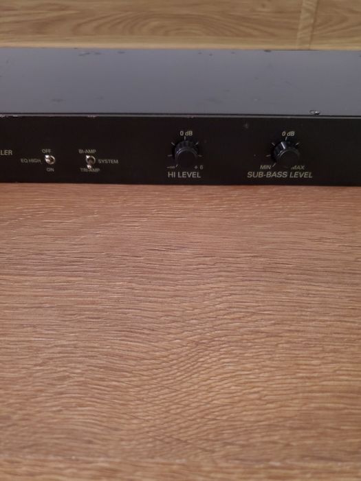 Crossover activ cu ieșire subwoofer