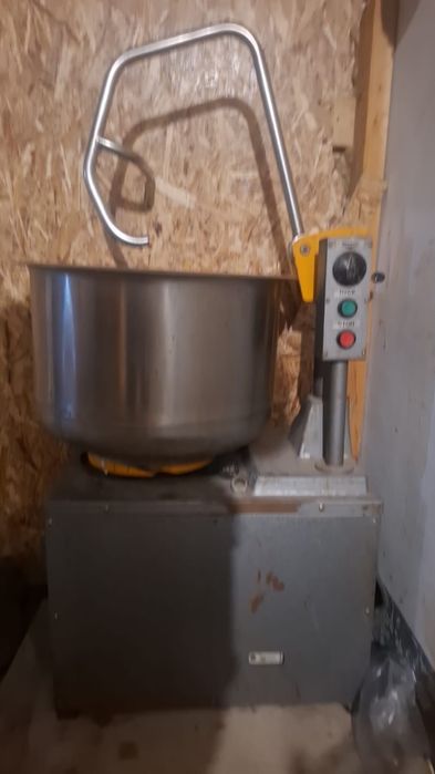 Продам  б/у тесто мес на 25кг и формы для хлеба