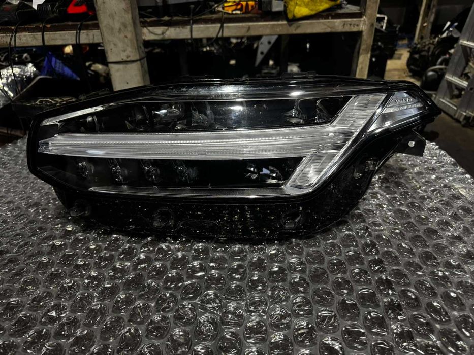 ляв фар на VOLVO