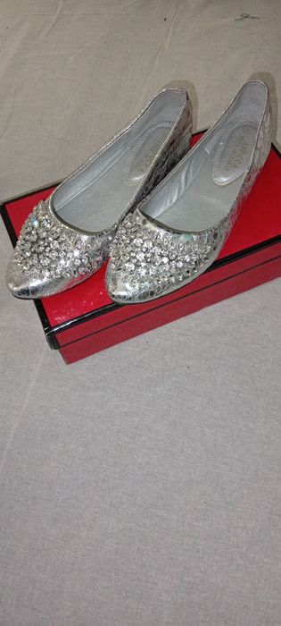 Tufli narxi  200.000 sum