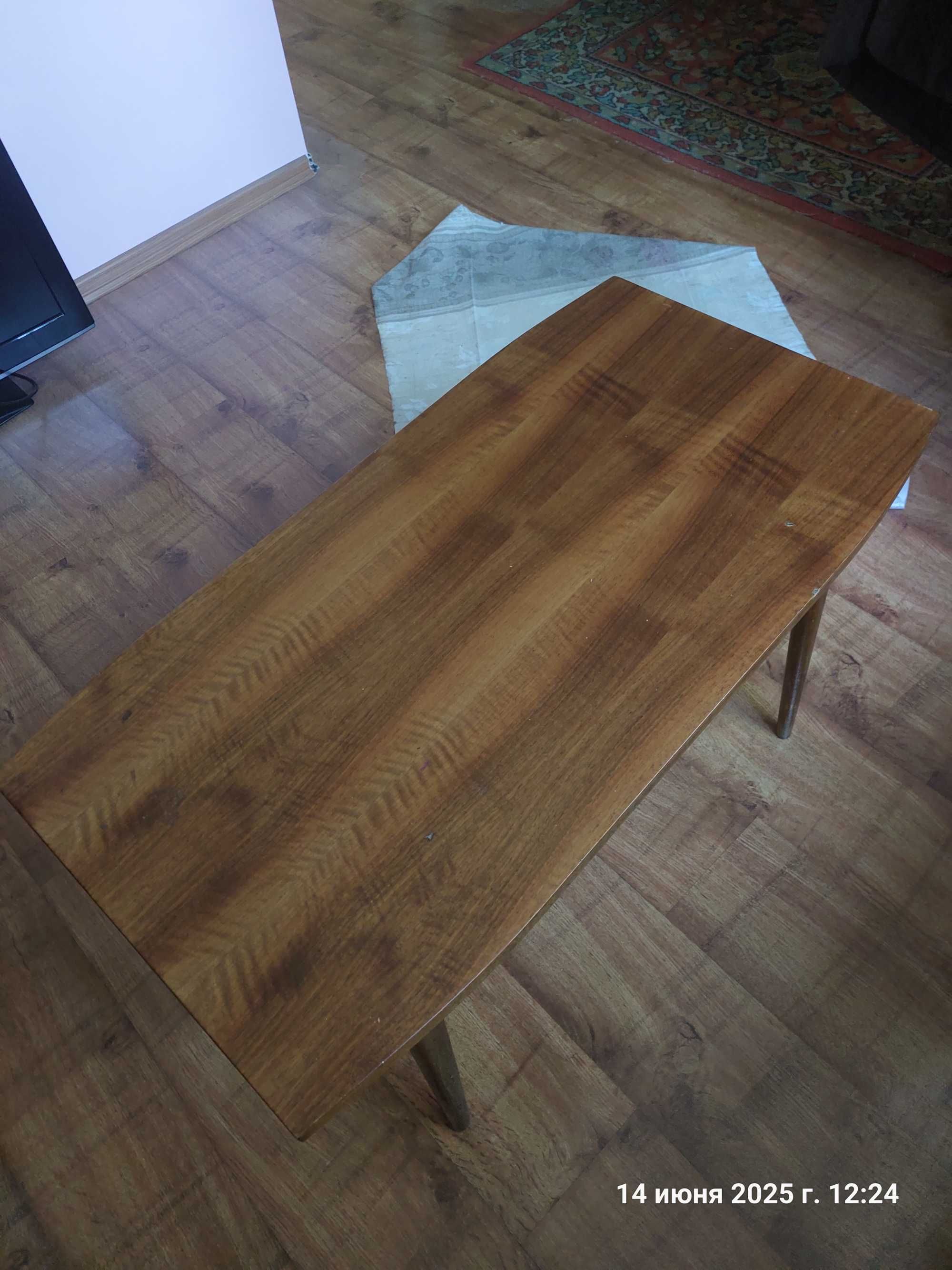 Продам б/у столик, дерево, Румыния, 90х50см, крепкий, состояние хорош