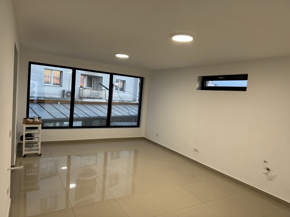 Închiriez 85mp spatiu comercial la etaj