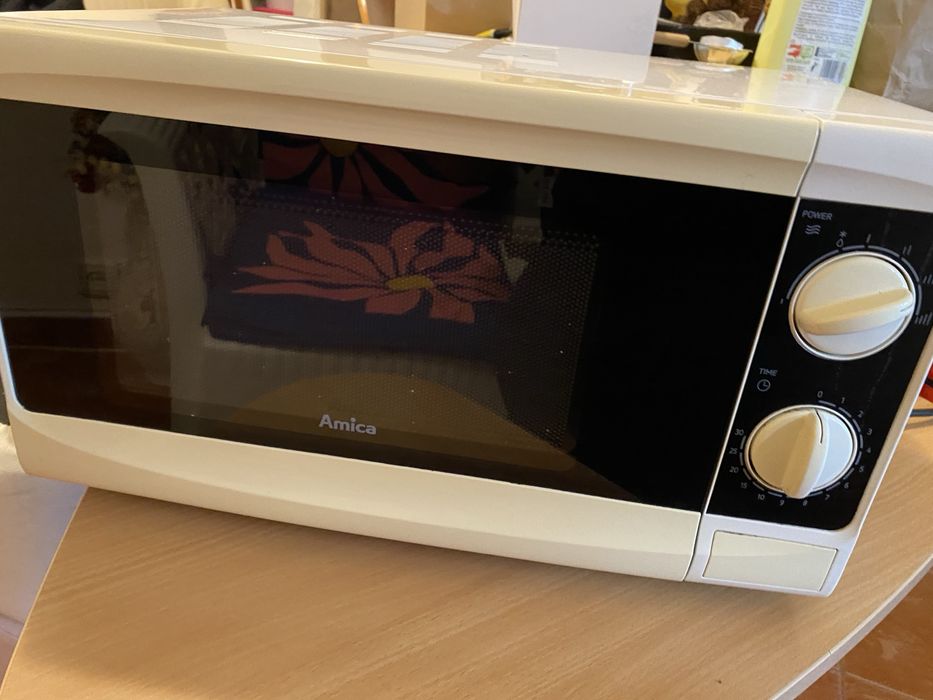 Cuptor cu microunde Amica