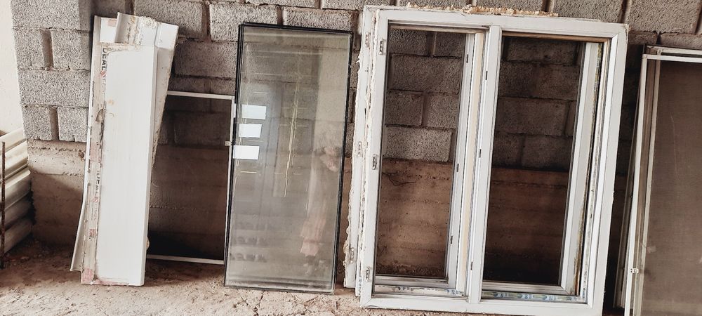 Арзан бағада терезелер сатылады.