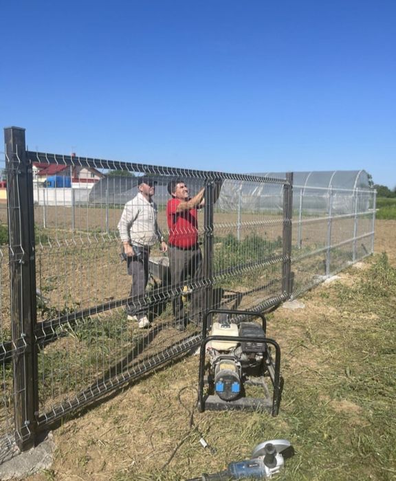 Facem garduri din plasă bordurată sau din șipcă metalică