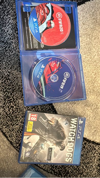 Ps4 cu 2 controler la pret 700 de lei si un joc