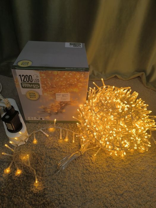 Instalație cu lumină caldă (1200 led-uri -24 m)