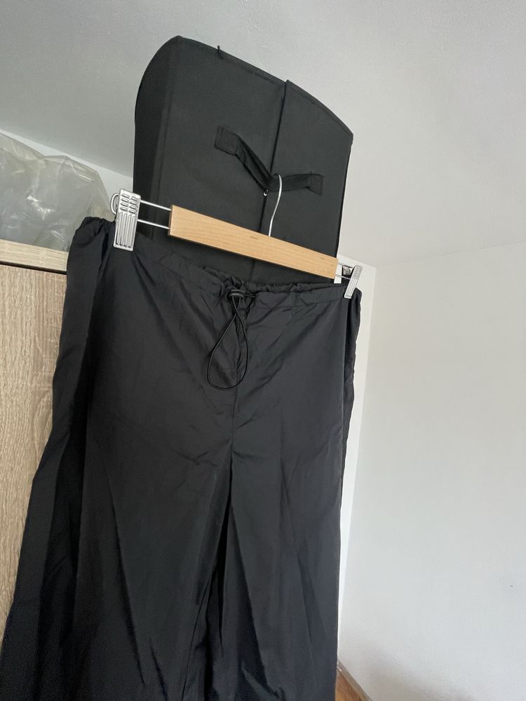 Set din fas cu pantaloni cargo si top