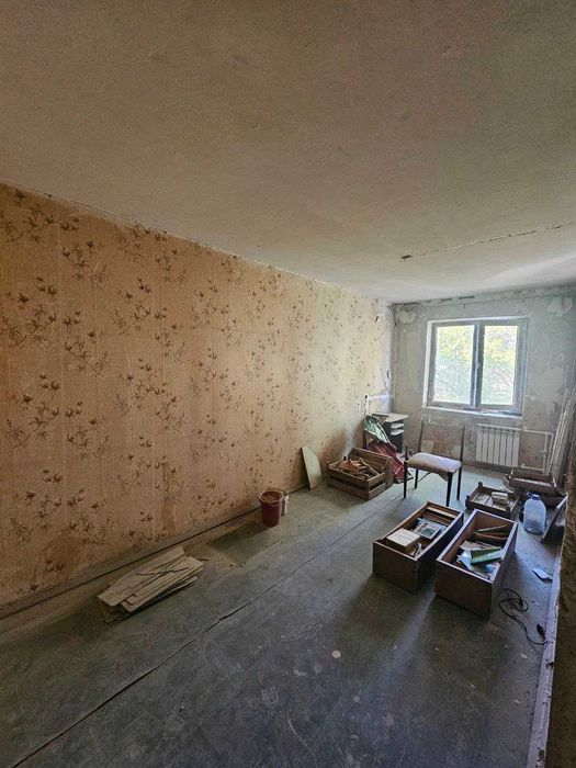 Продаётся 5-комнатная квартира в 4-этаже Микрорайон Америка Оптикал.