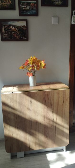 Трапезна разтегателна маса с 4 чекмеджета.