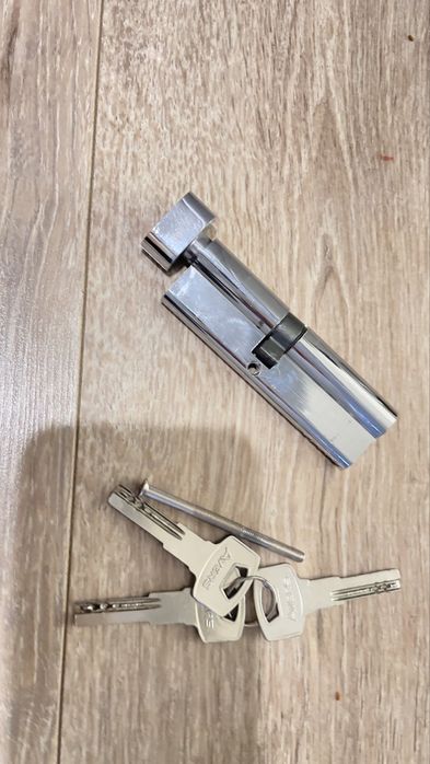 Дверной замок с набором ключей