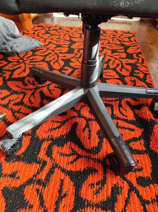 Scaun de gaming de vânzare, în stare foarte bună. În județul Covasna.