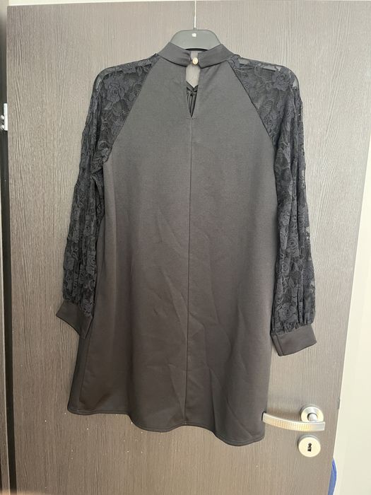 Широка черна рокля с дантелени ръкави размер С-М