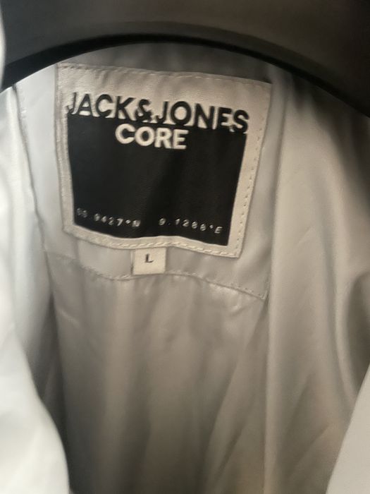 Vind geaca Jack& Jones marimea L noua