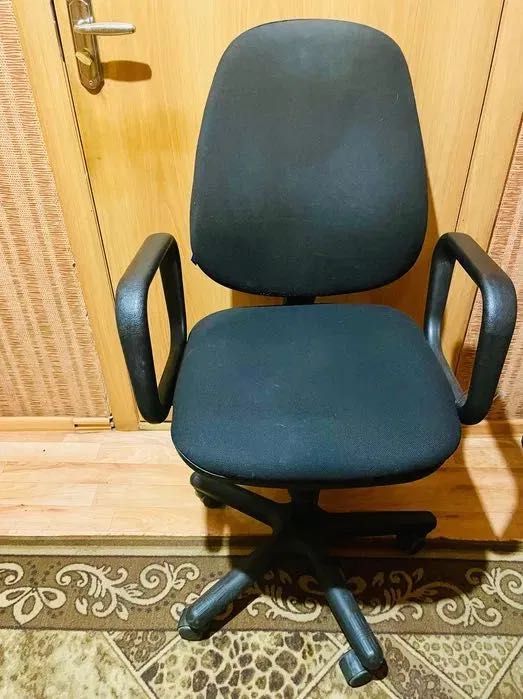 Офисный стул в черном цвете