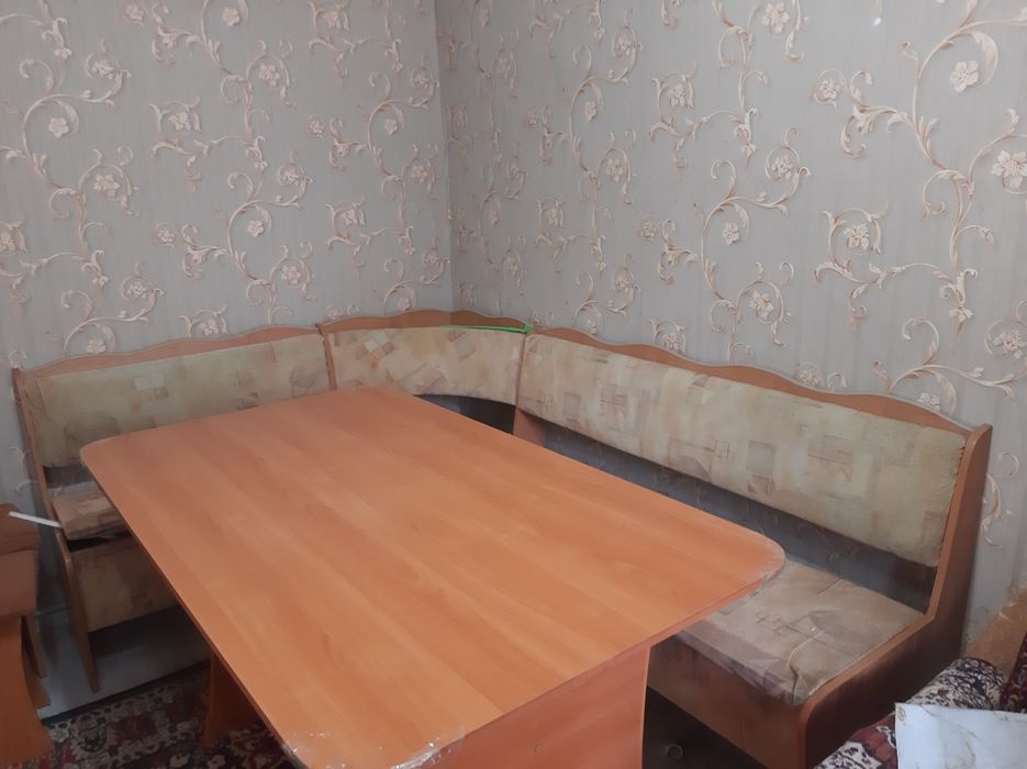 Кухонный уголок,б/у,с большими отсеками для хранения тяжёлых.прндметов