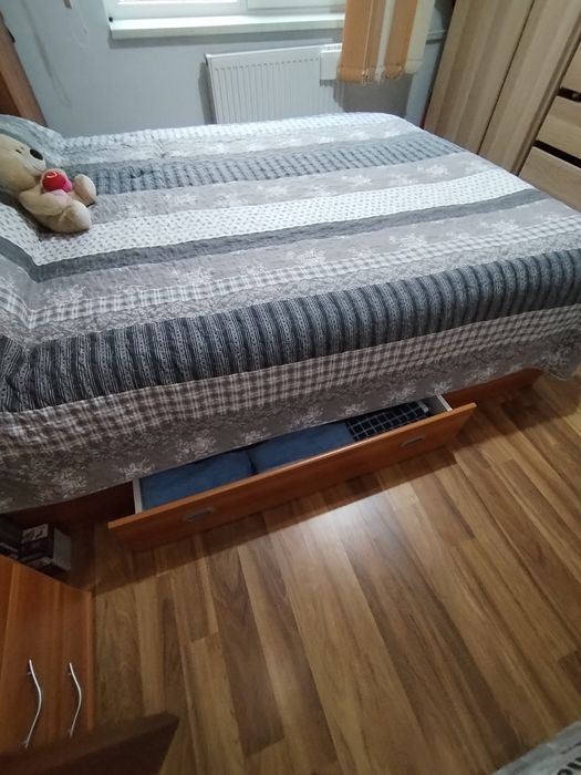 Vând cadru Lems cireș foarte bine întreținut.