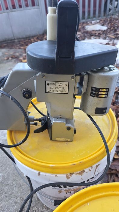 Ръчна преносима машина за затваряне на чували Yamata FY26-1A.