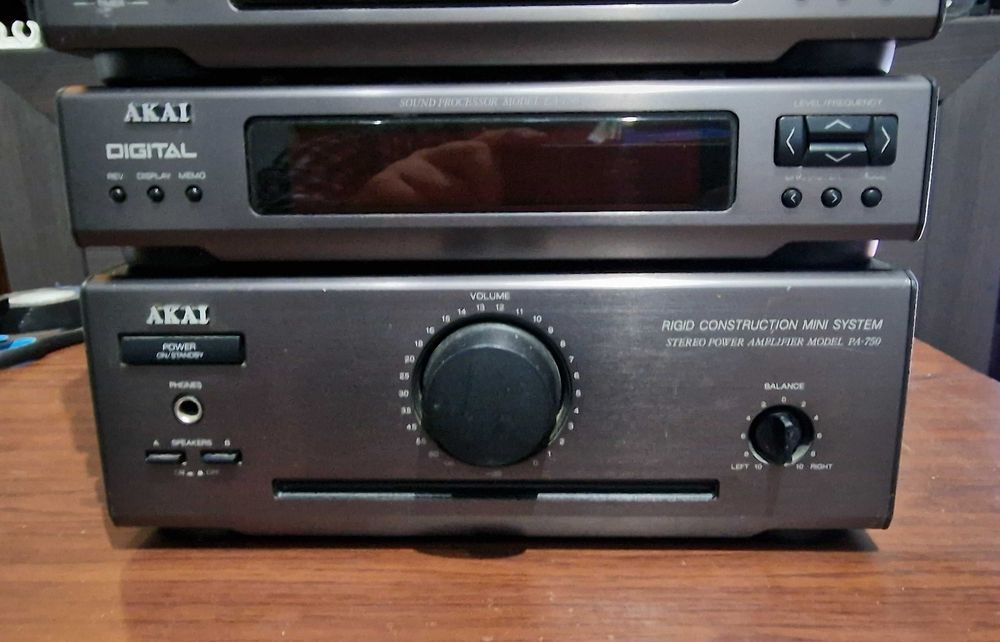 Minisistem audio AKAI 750 defect