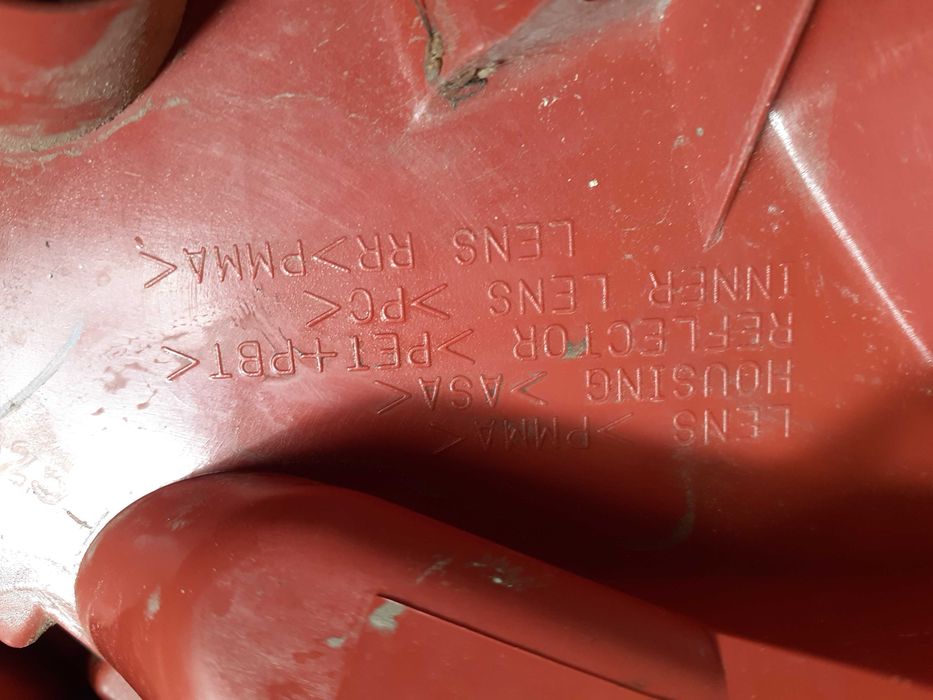 стоп заден десен за Мазда 2 леко спукан