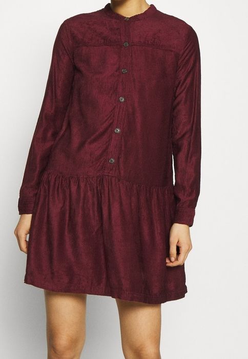 Виненочервена рокля