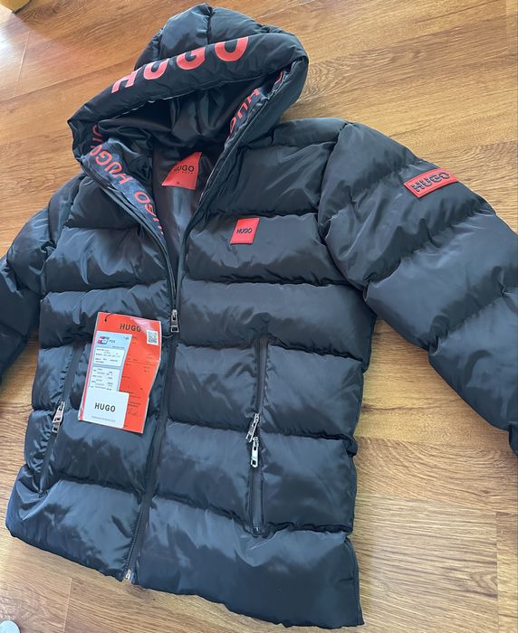 Мъжко,черно,зимно яке Hugo BOSS с гумирано лого и надпис на качулката