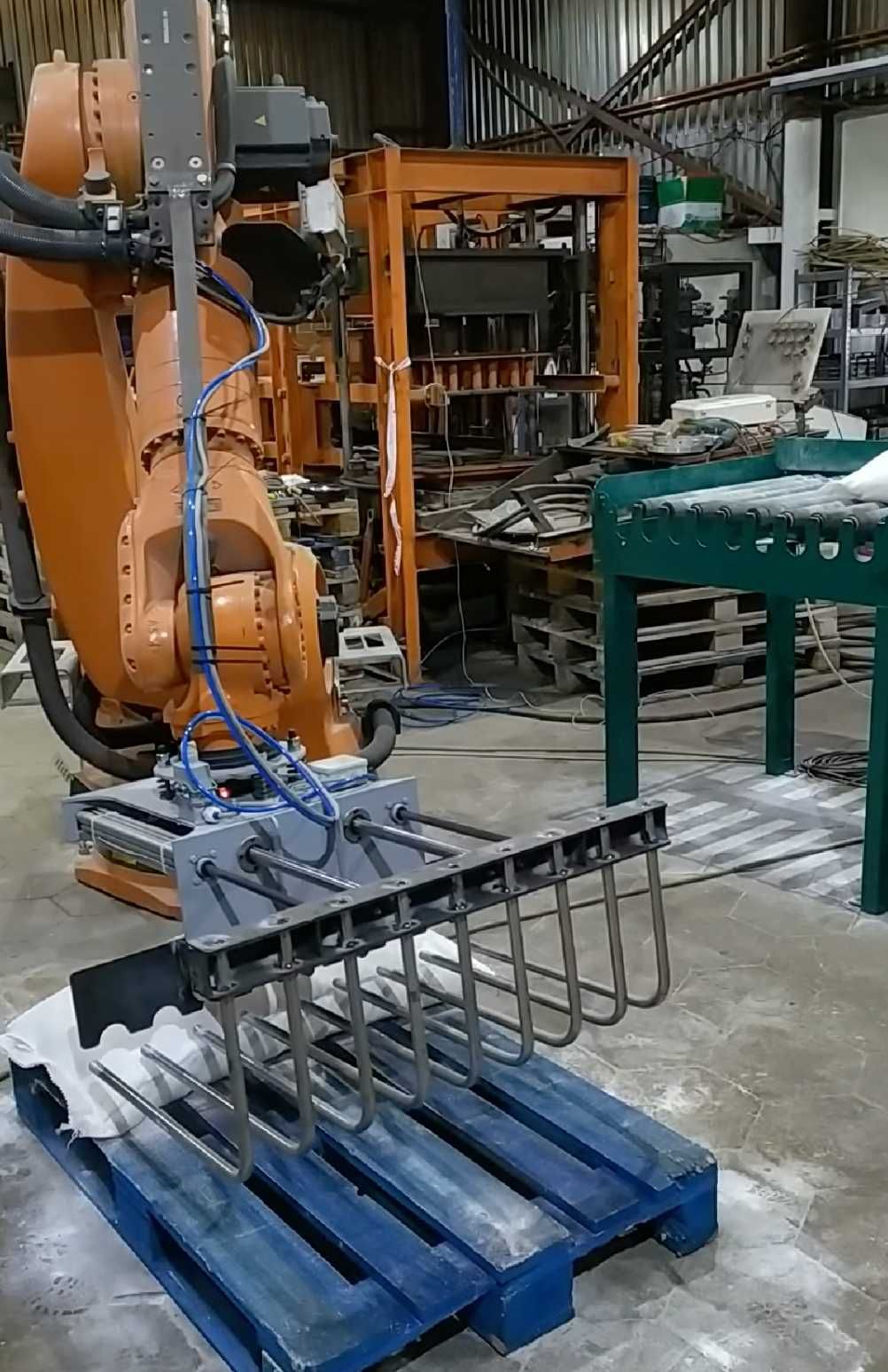 Celulă robotică completă pentru paletare saci