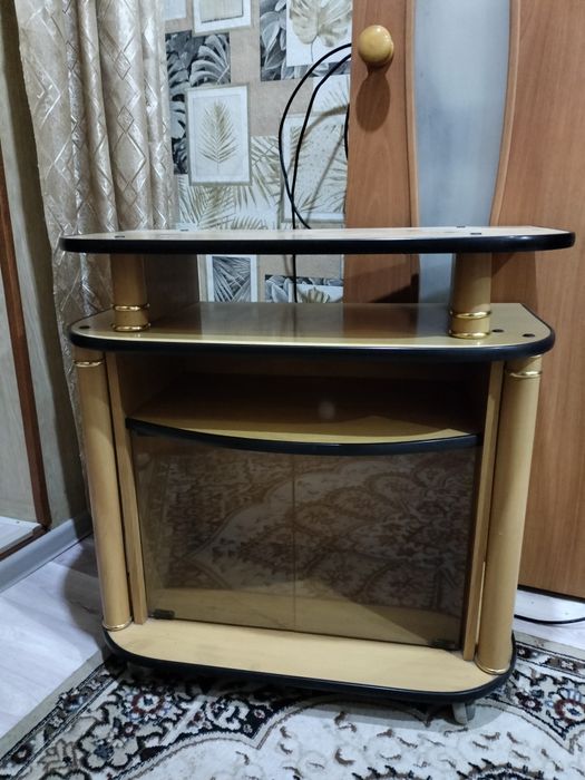 Продам столик, подставка на колесиках