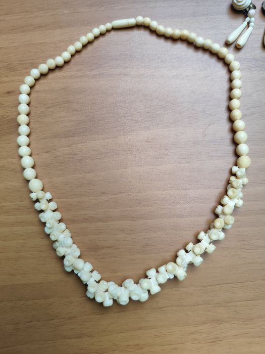 Винтидж комплект бижута от кост с резба ( колие, обици, гривна)