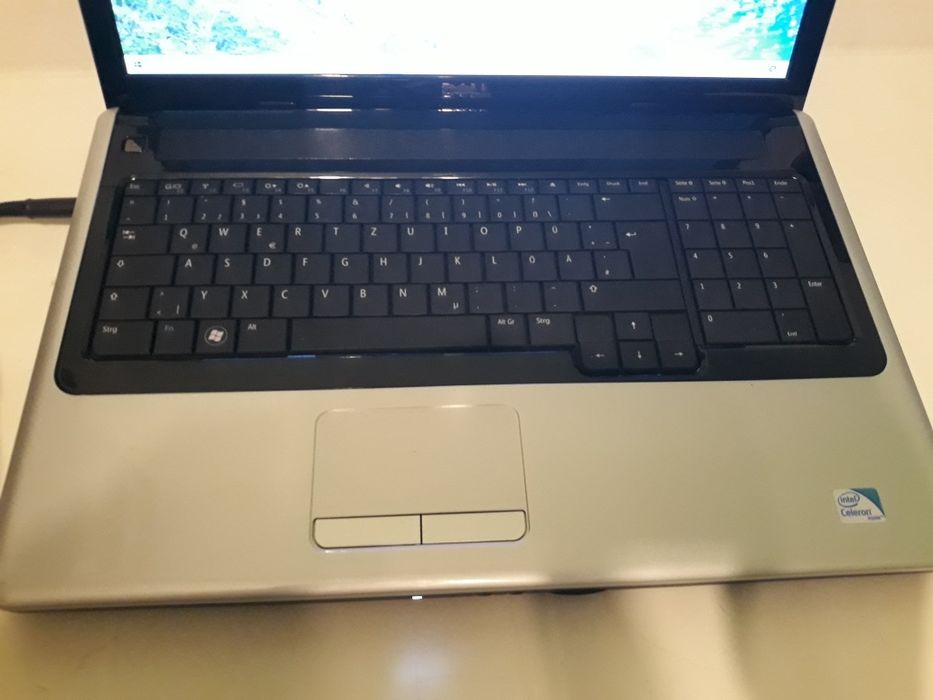Laptop Dell Inspirion 1750 functional arată foarte bine