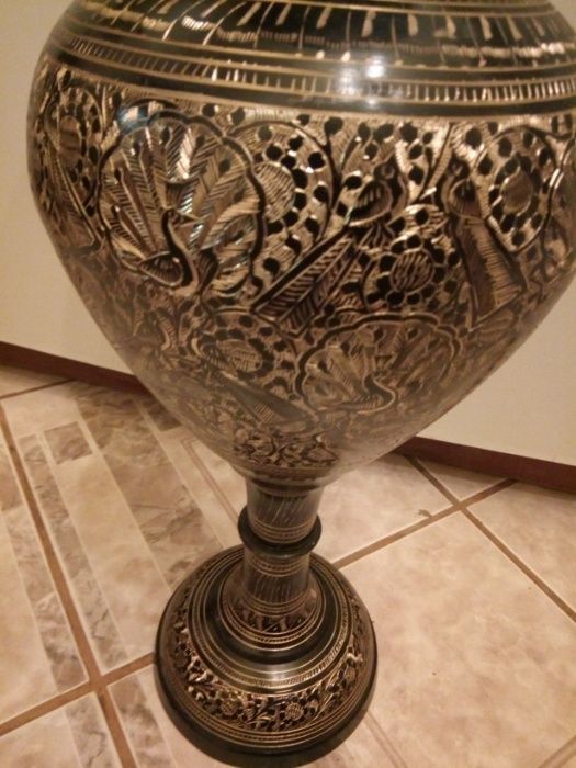 Eleganta vaza din bronz masiv gravată integral manual o piesa deosebit