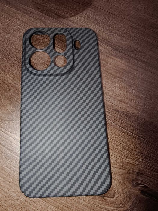 Huse OPPO Find X9 Pro: fibra carbon - kevlar si silicon transparent