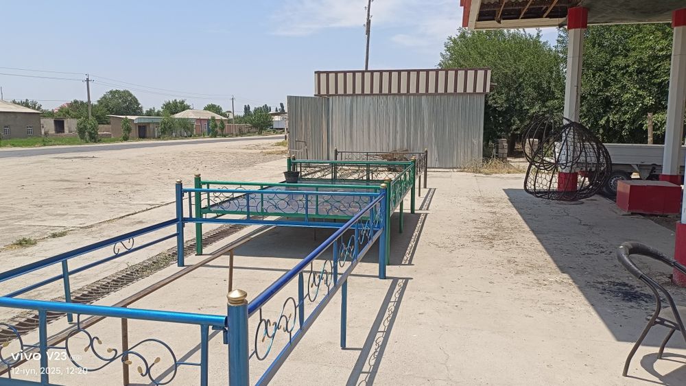 Stol stul osma kachelalar va krovatlar