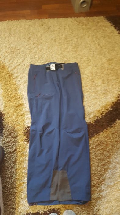 Salomon pantaloni damă impecabili.