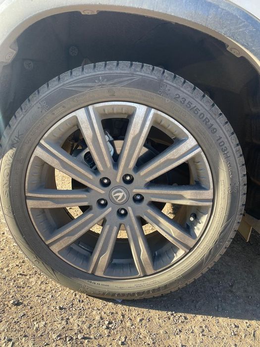 Продам зимние шины Triangle 235/50 R19