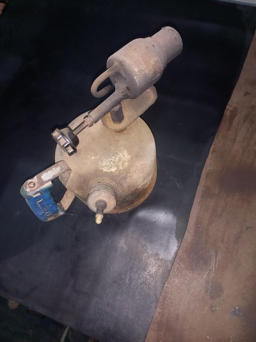 Паяльная лампа,нажовка,горелка,плоскогубцы.