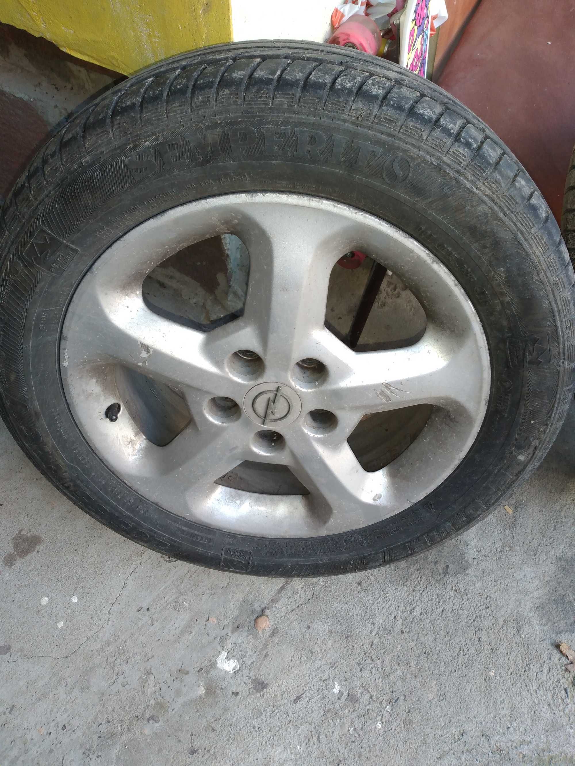 Продавам автомобилни гуми с  алуминиеви джанти