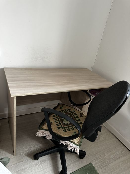 Рабочий стол и кресло