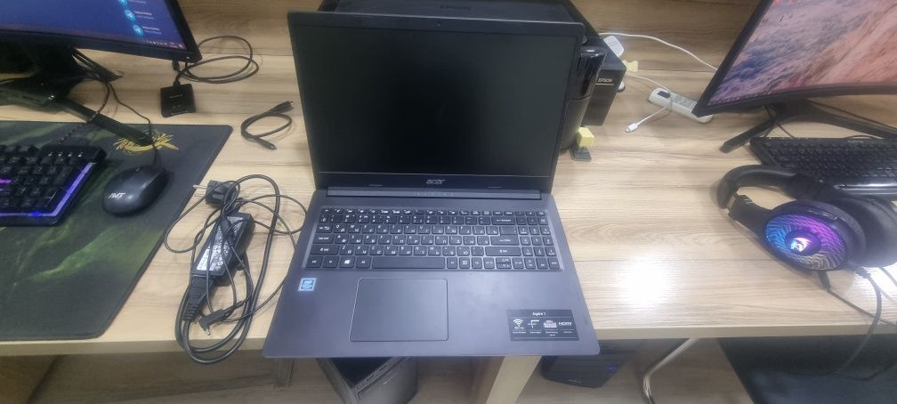 Notebook sotiladi acer