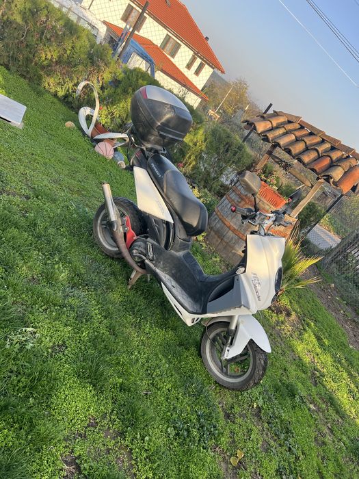 Продавам скутер PEUGEOT