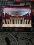 Vând sau schimb acordeon settimio soprani acordeonul are 2 basi căzuți