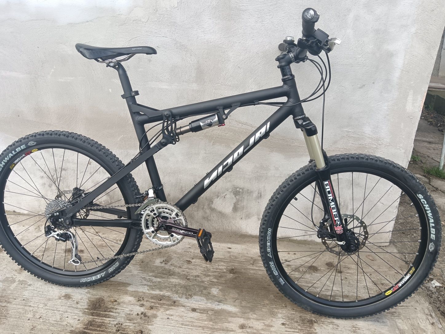 Bicicleta Nicolai full suspensii pe aer