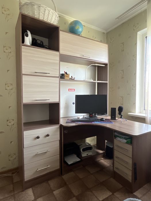 Стол школьный угловой. С тумбой и полками.