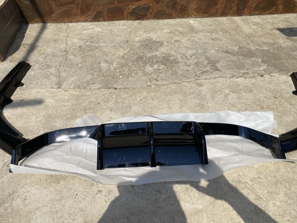 Difuzor spate V-style bmw M4 M3 F82/83/80