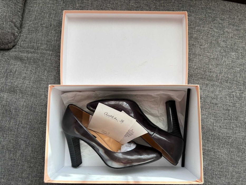 Обувки на висок ток