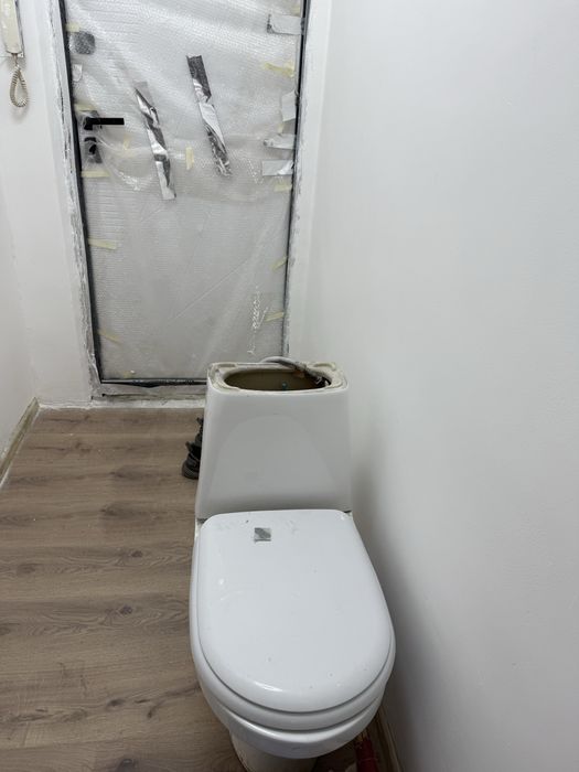 Унитаз белого цвета, рабочий, все целое б/у