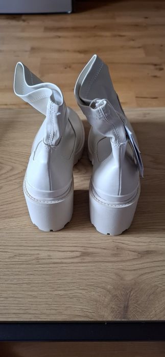 Ghete botine cu toc gros Stradivarius